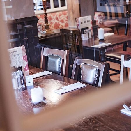 富勒汉普郡酒店 Clanfield  外观 照片 Interior of the restaurant