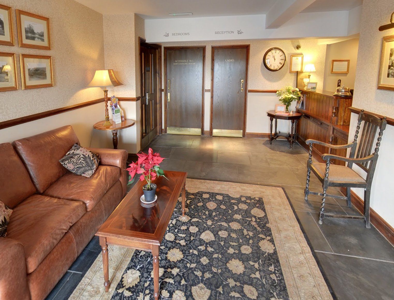富勒汉普郡酒店 Clanfield  外观 照片 The entrance to the hotel