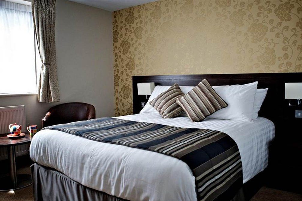 富勒汉普郡酒店 Clanfield  外观 照片 A bedroom at the hotel