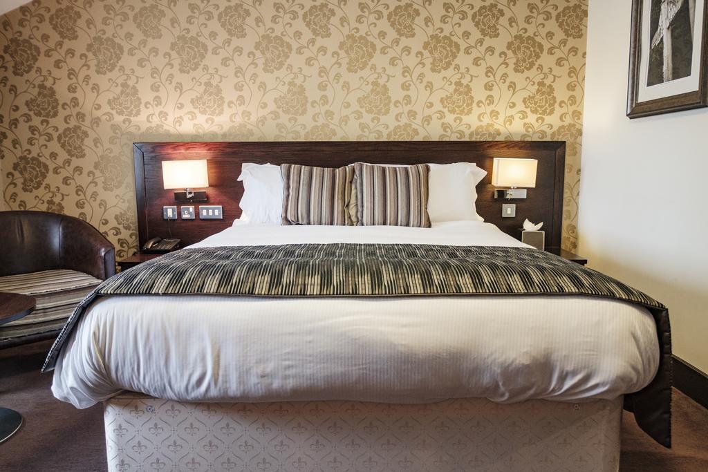 富勒汉普郡酒店 Clanfield  外观 照片 A bedroom at the hotel