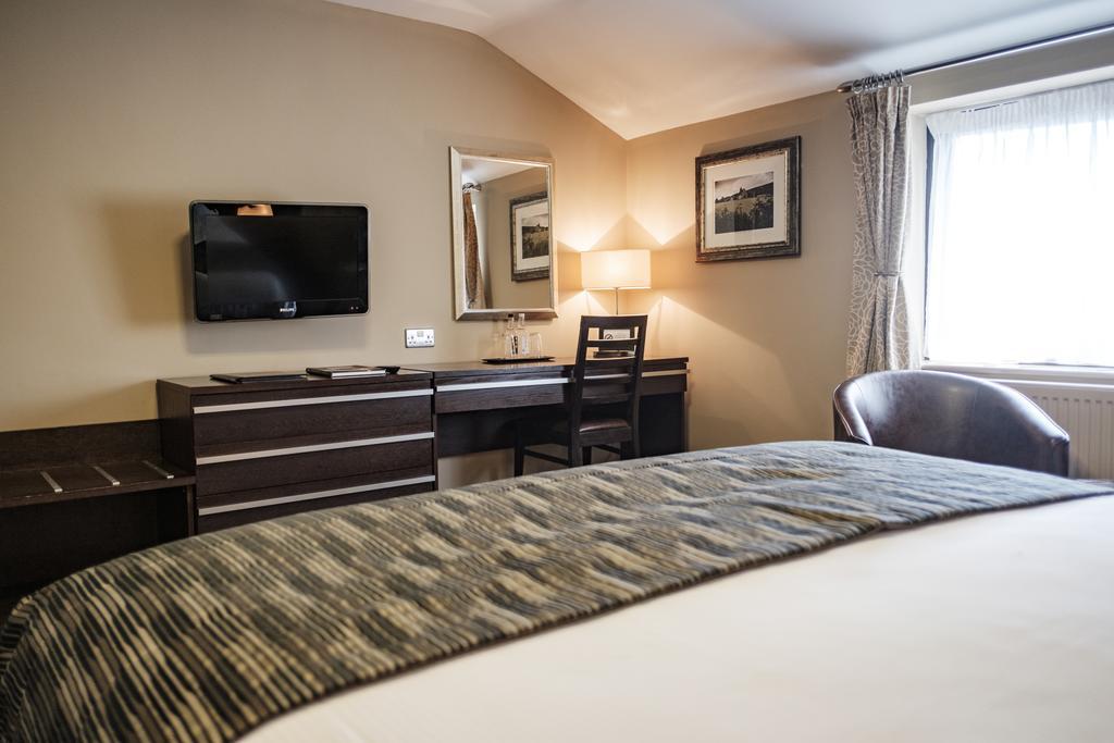 富勒汉普郡酒店 Clanfield  外观 照片 A bedroom at the hotel