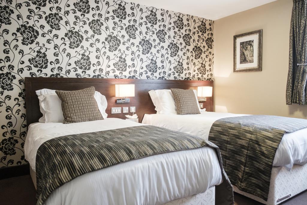 富勒汉普郡酒店 Clanfield  外观 照片 A bedroom at the hotel