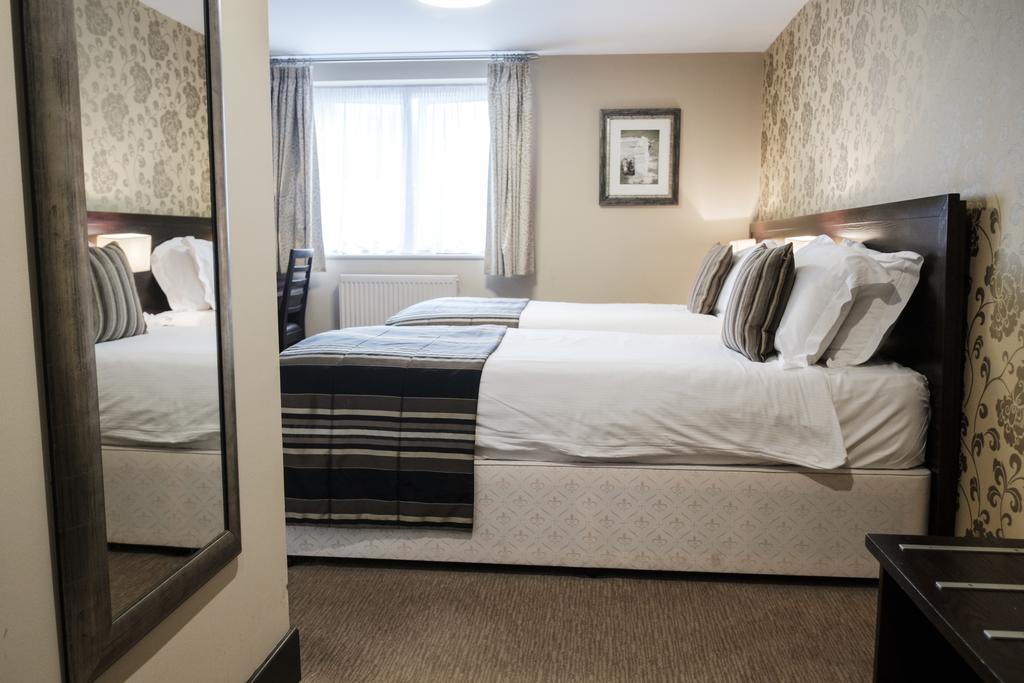 富勒汉普郡酒店 Clanfield  外观 照片 A room at the hotel