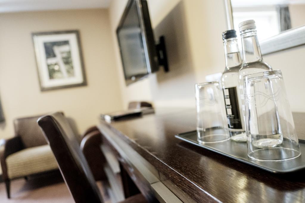 富勒汉普郡酒店 Clanfield  外观 照片 A bottle of water in a hotel room