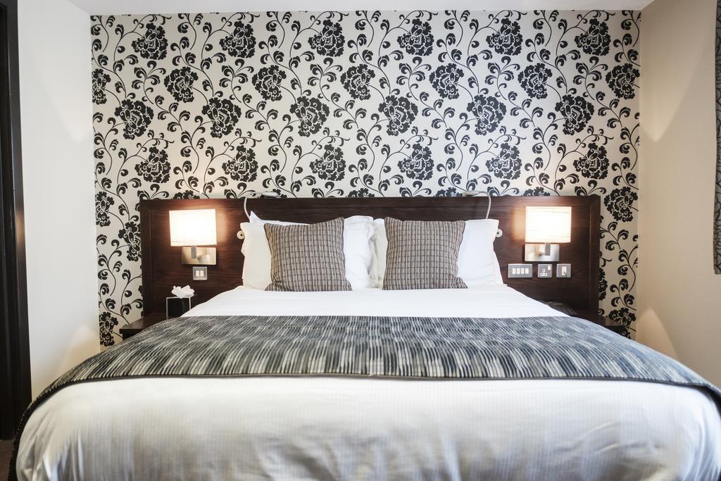 富勒汉普郡酒店 Clanfield  外观 照片 A bedroom at the hotel