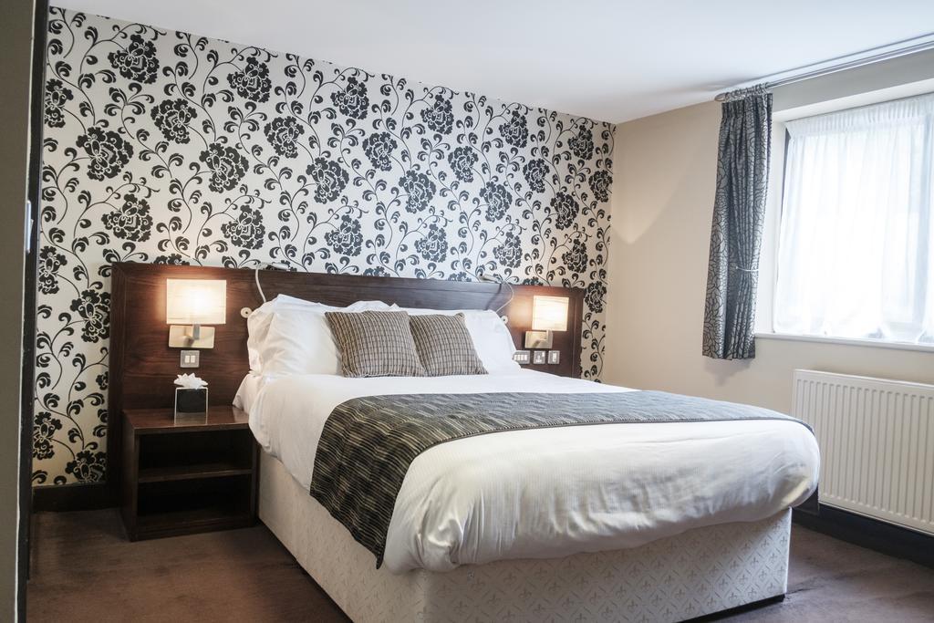 富勒汉普郡酒店 Clanfield  外观 照片 A bedroom at the hotel