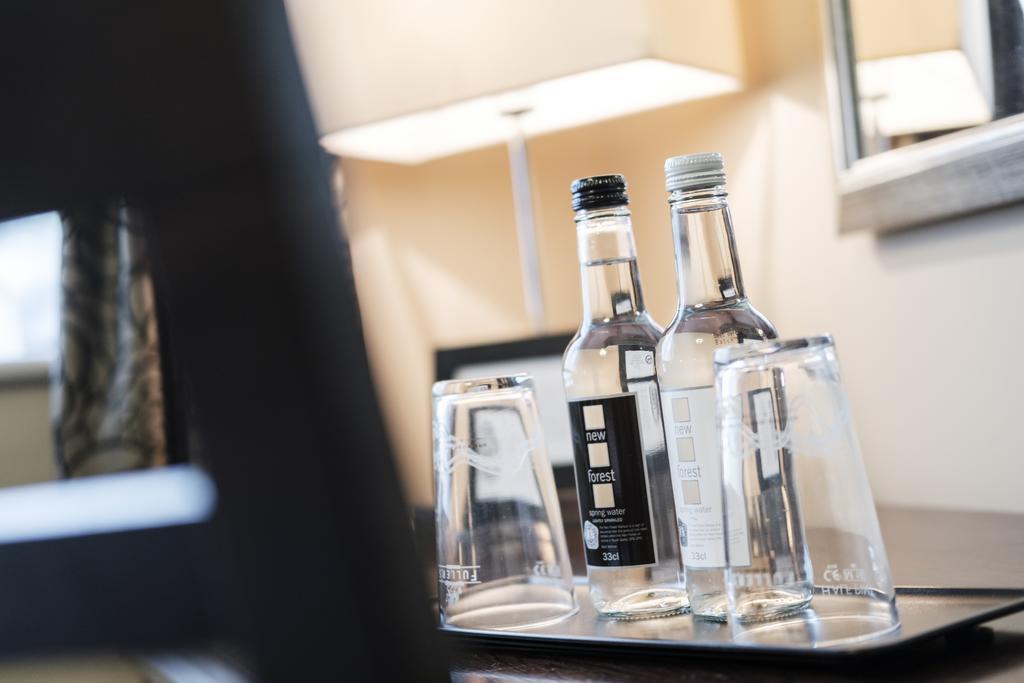 富勒汉普郡酒店 Clanfield  外观 照片 Bottled water in a hotel room