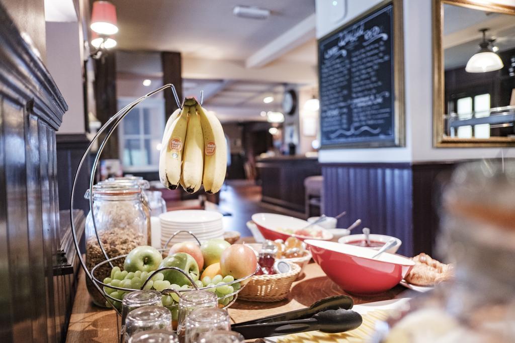 富勒汉普郡酒店 Clanfield  外观 照片 Breakfast buffet at a hotel