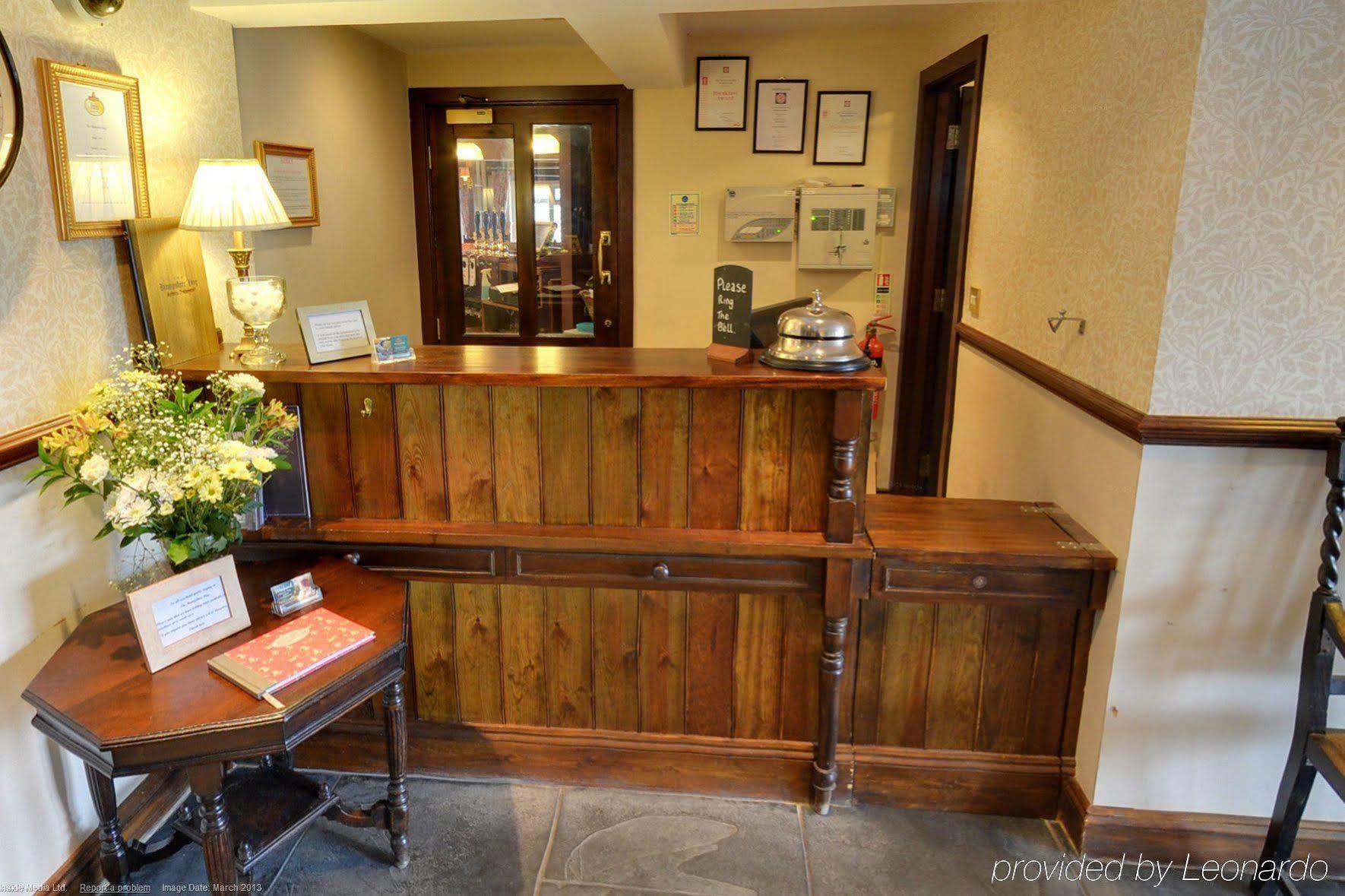 富勒汉普郡酒店 Clanfield  外观 照片 Reception desk at the hotel