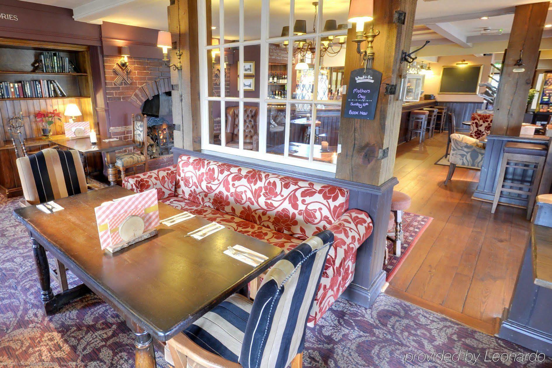 富勒汉普郡酒店 Clanfield  外观 照片 The interior of the pub