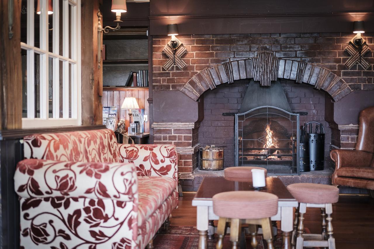 富勒汉普郡酒店 Clanfield  外观 照片 The interior of the pub
