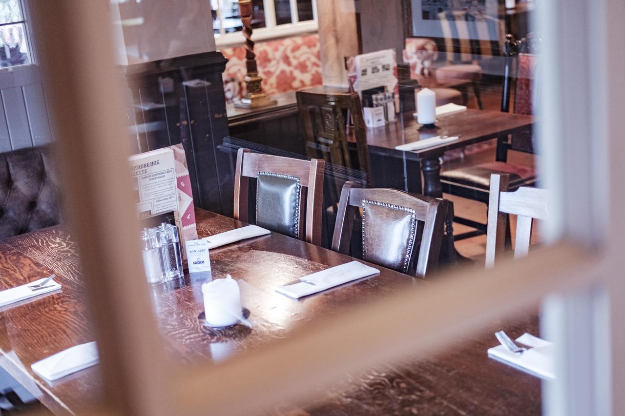 富勒汉普郡酒店 Clanfield  外观 照片 Interior of the restaurant