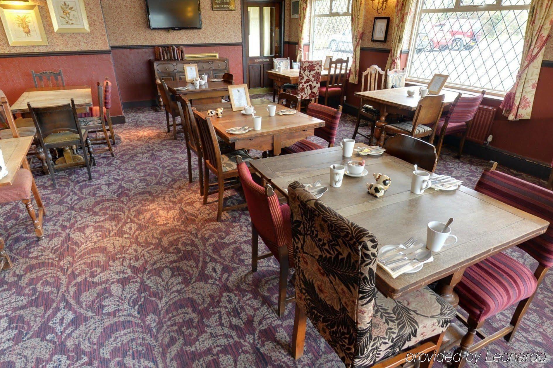 富勒汉普郡酒店 Clanfield  外观 照片 The interior of the pub