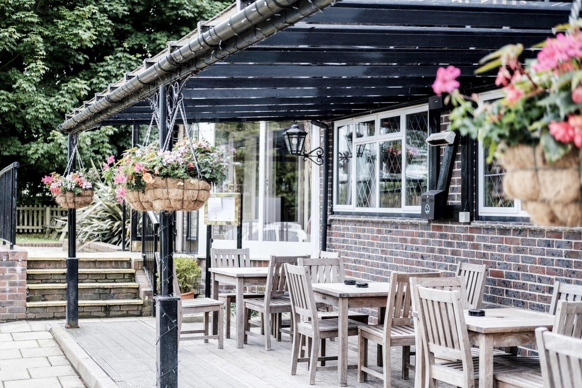 富勒汉普郡酒店 Clanfield  外观 照片 The pub's beer garden