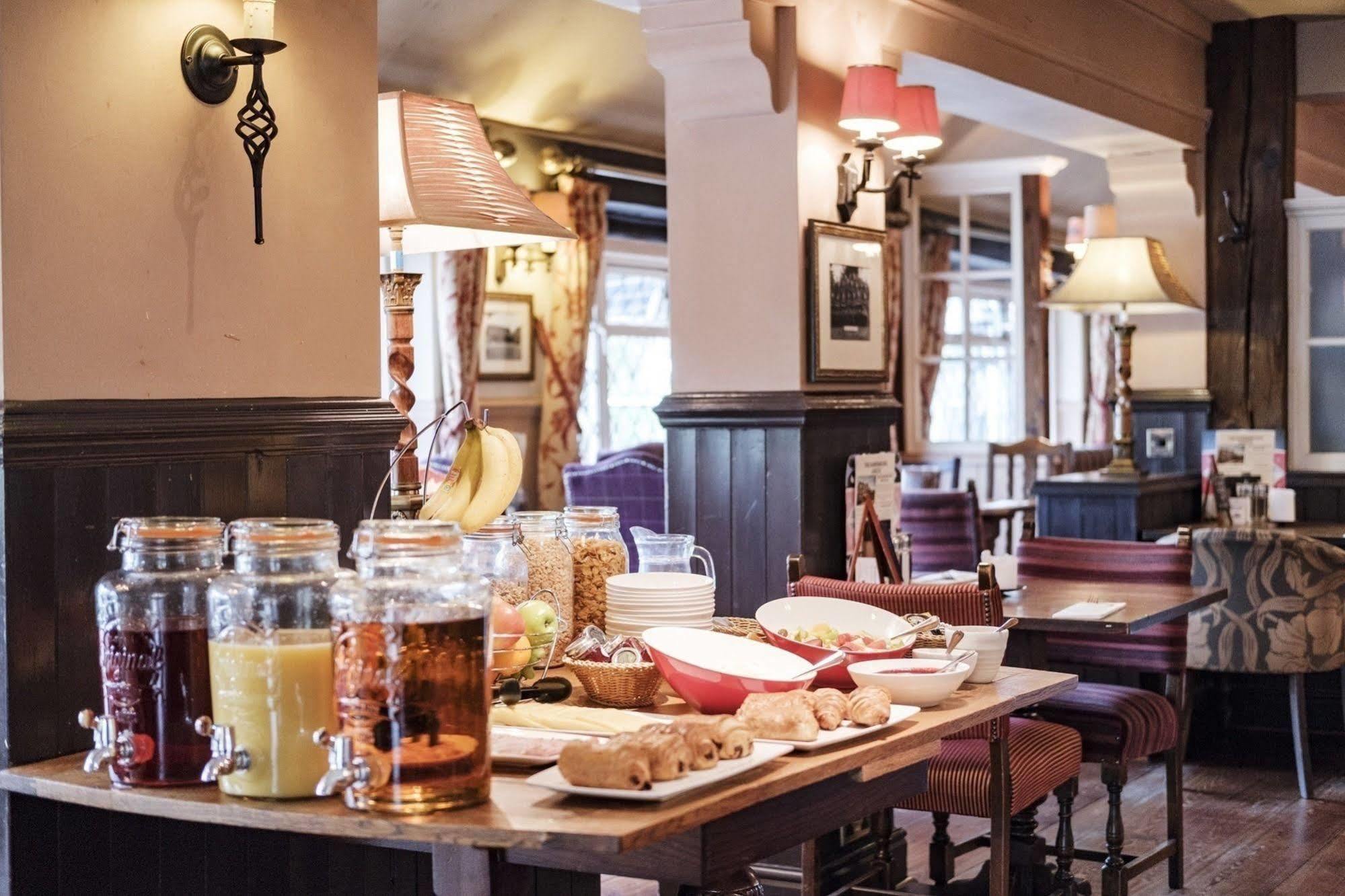 富勒汉普郡酒店 Clanfield  外观 照片 Interior of the restaurant