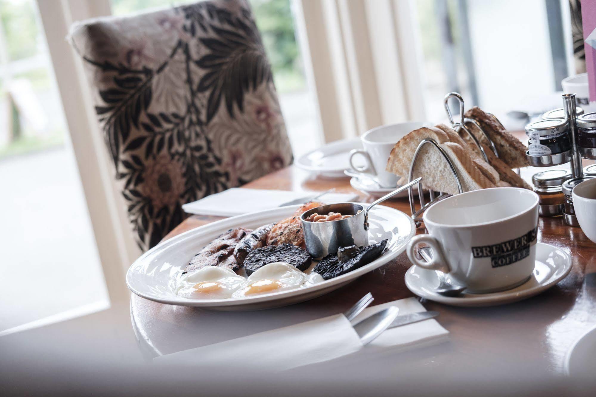 富勒汉普郡酒店 Clanfield  外观 照片 A typical breakfast at the hotel