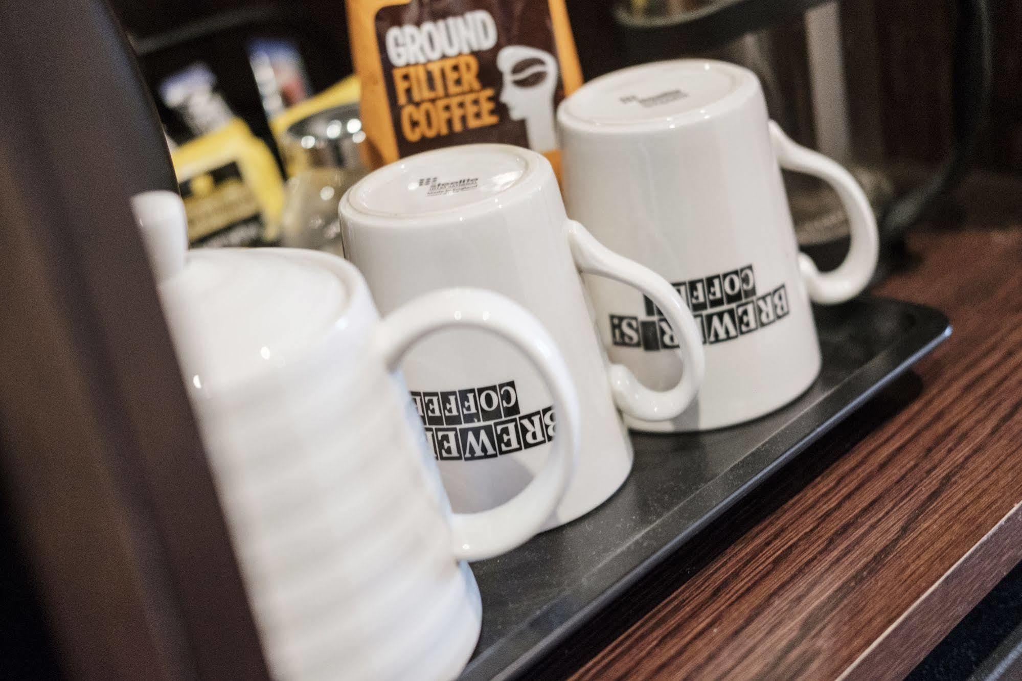 富勒汉普郡酒店 Clanfield  外观 照片 Brewers Coffee