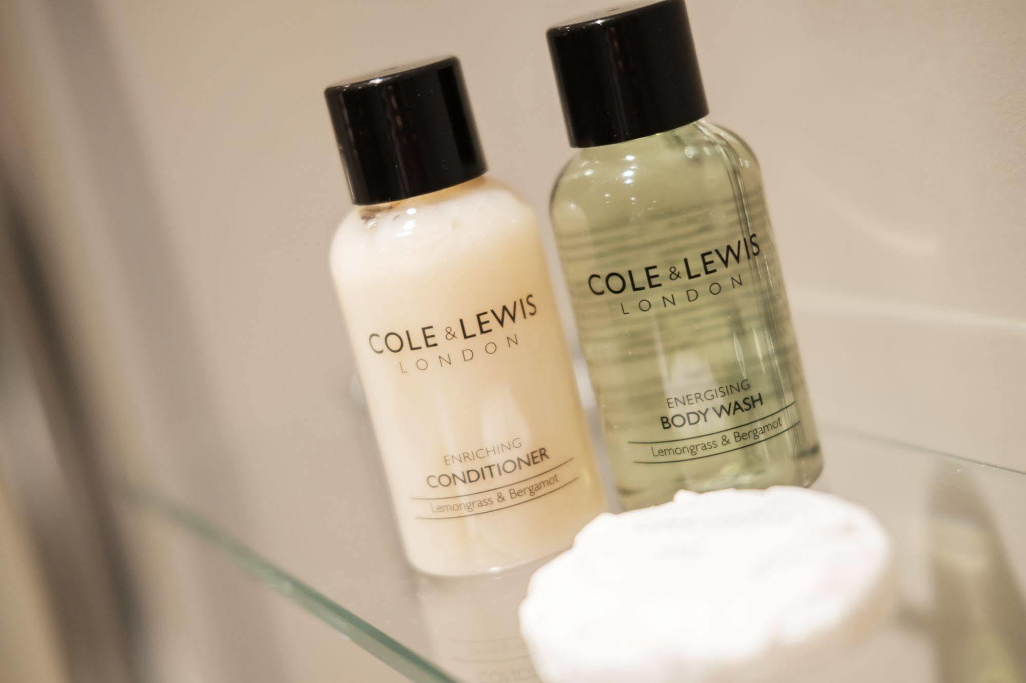 富勒汉普郡酒店 Clanfield  外观 照片 Cole & Lewis London