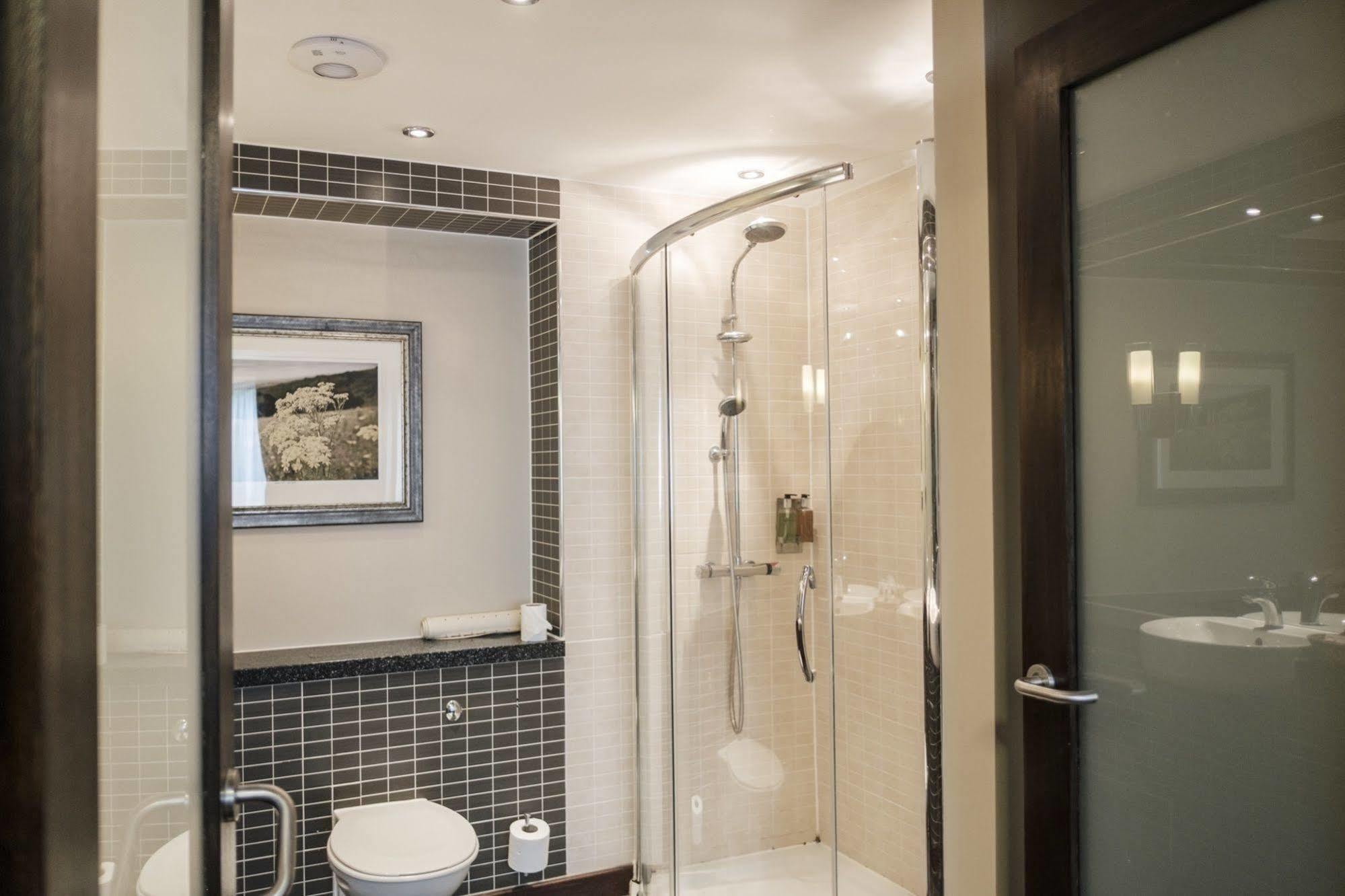 富勒汉普郡酒店 Clanfield  外观 照片 A shower cubicle