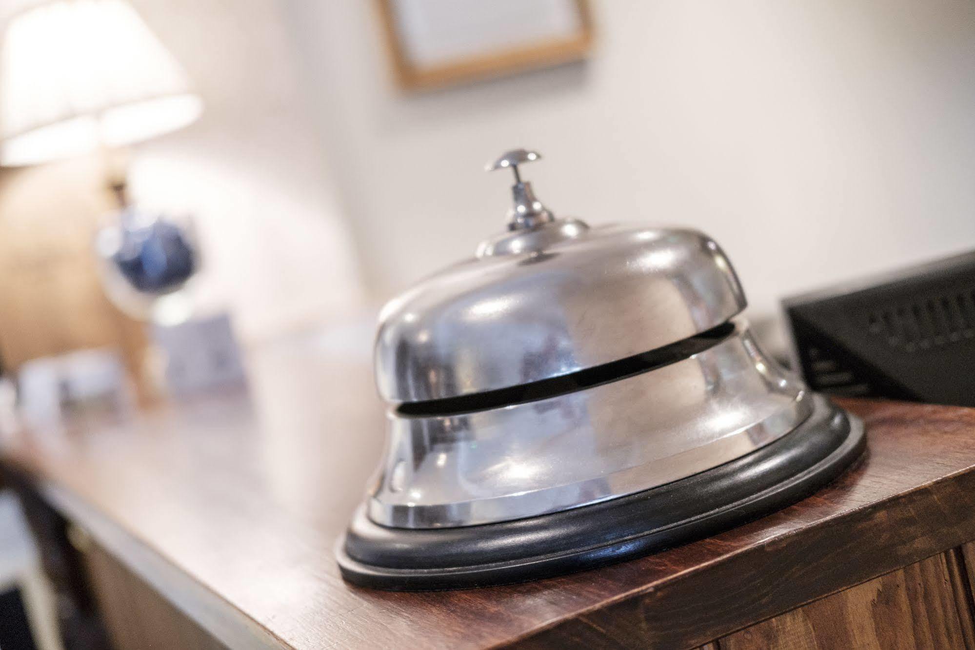 富勒汉普郡酒店 Clanfield  外观 照片 A hotel bell
