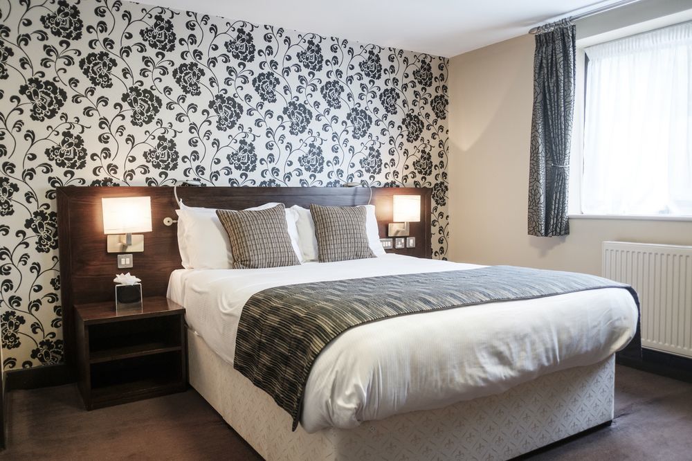 富勒汉普郡酒店 Clanfield  外观 照片 A bedroom at the hotel