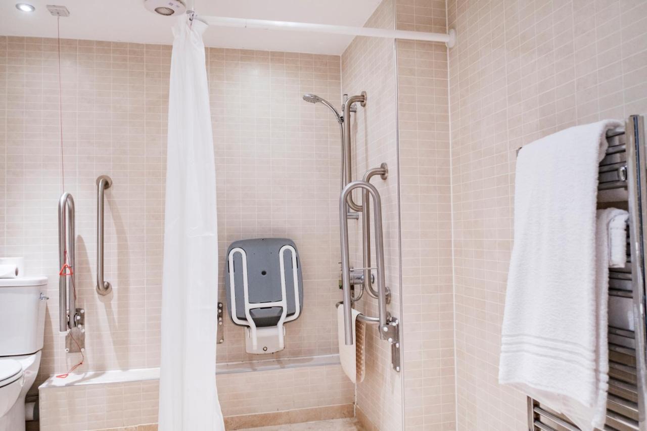 富勒汉普郡酒店 Clanfield  外观 照片 Disabled shower