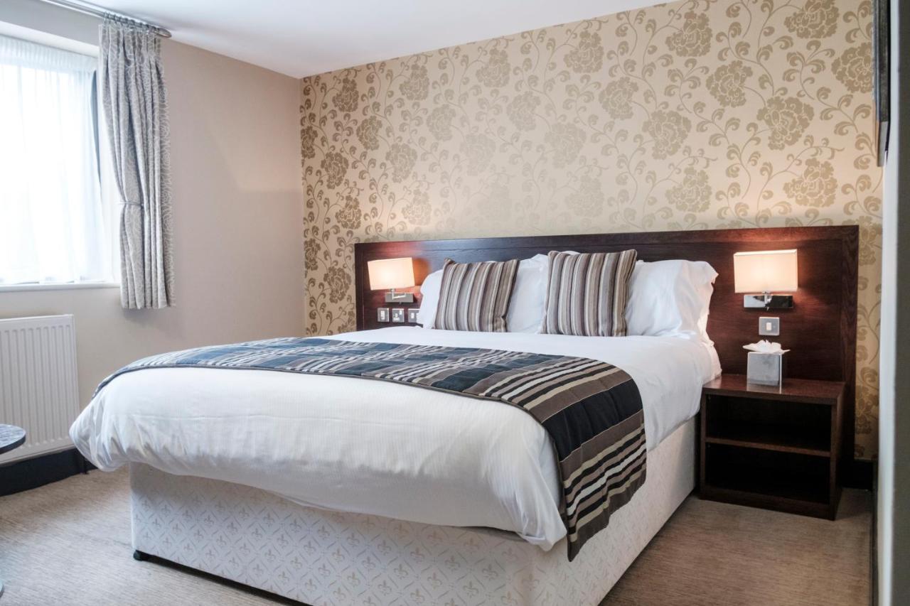 富勒汉普郡酒店 Clanfield  外观 照片 A bedroom at the hotel